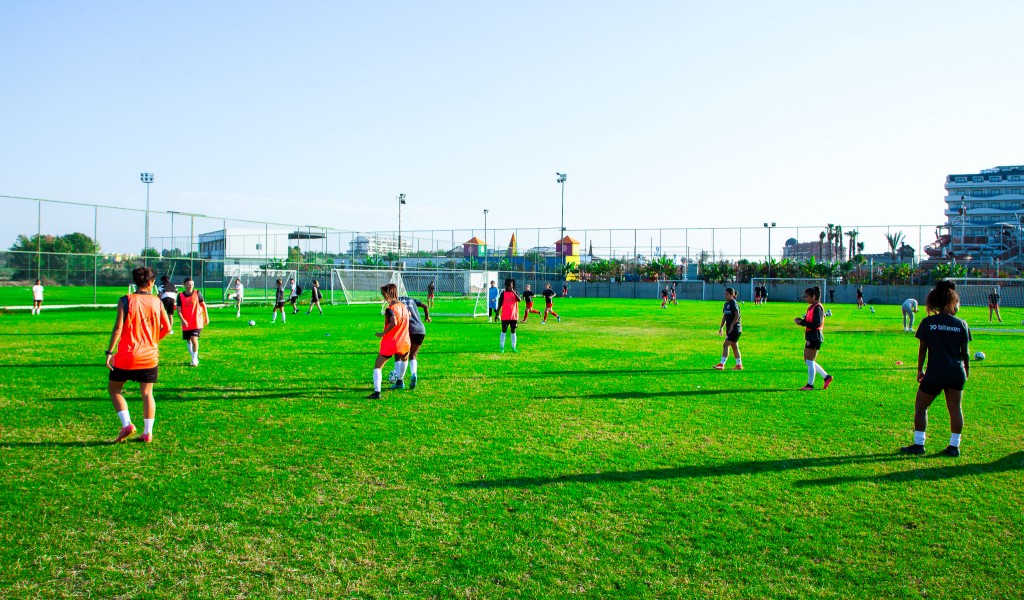 Hane Hotels, spor ve eğlenceyi bir araya getiriyor! Futbol takımlarına her şey dahil hizmet veren Otelimize, 800 m. mesafedeki sahalarımızda,antrenman esnasında su,meyve suyu çay ve kahve servisimiz mevcuttur.